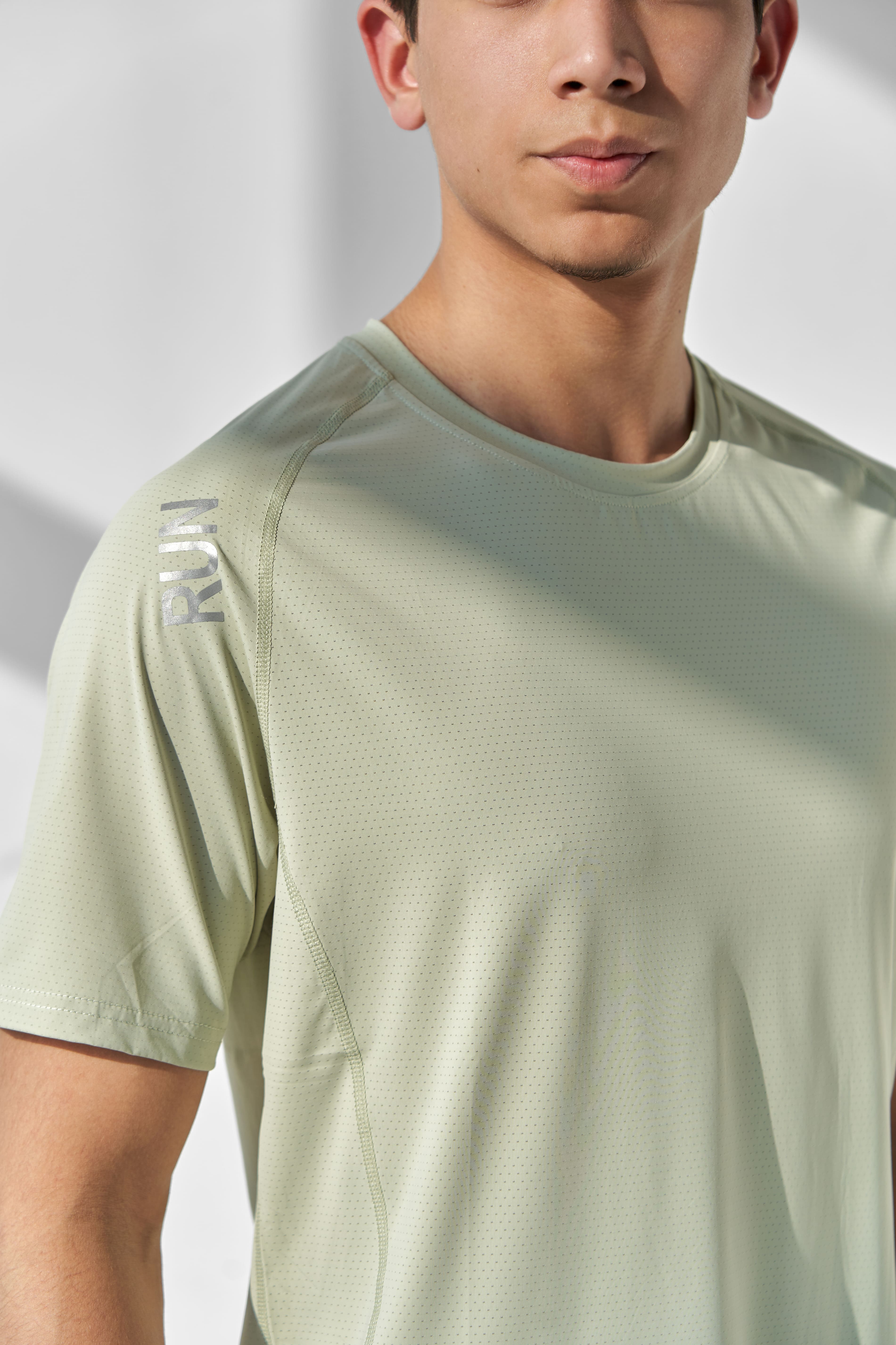 Erkaklar uchun Run fitnes futbolkasi